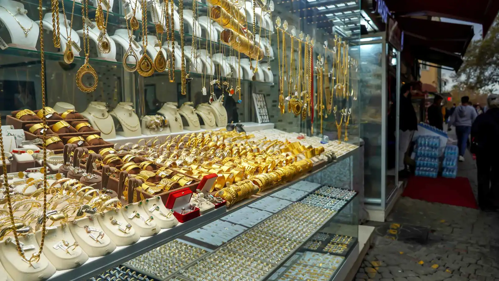 لصان مسلحان يسرقان محل مجوهرات لشاب سوري في هاتاي التركية (فيديو)