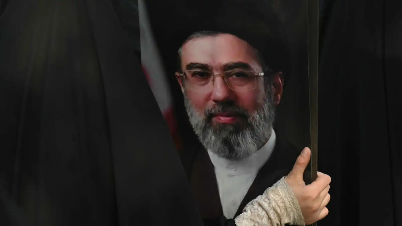 تفاصيل اللحظات الأخيرة.. هكذا نجا مجتبى من قصف مقر والده