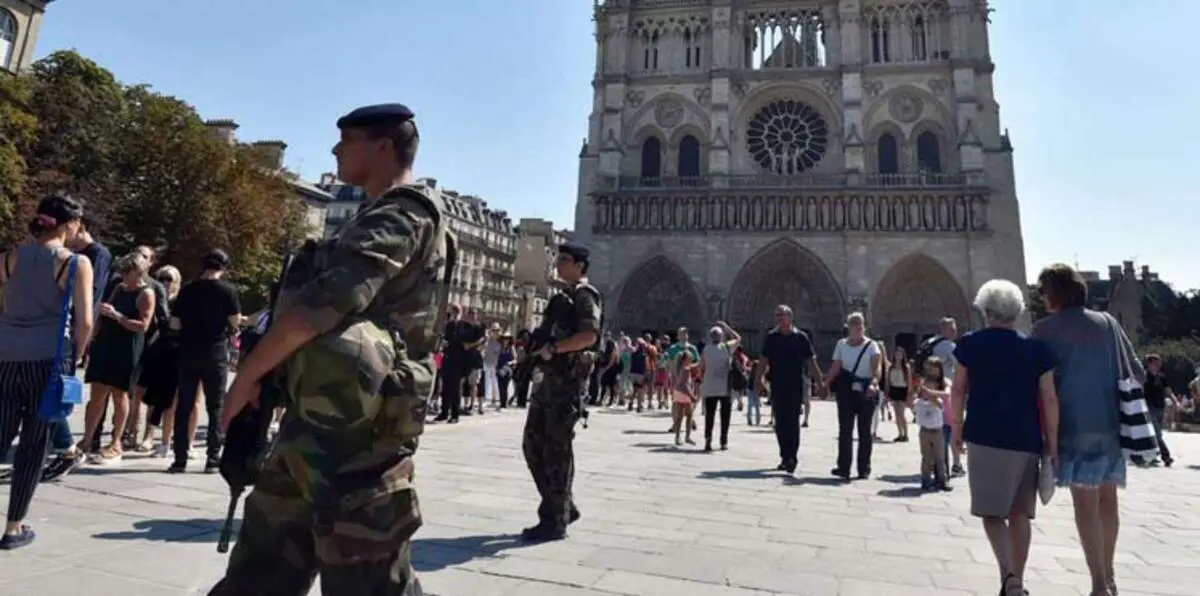 امرأة تهاجم عناصر من الشرطة الفرنسية بسكين