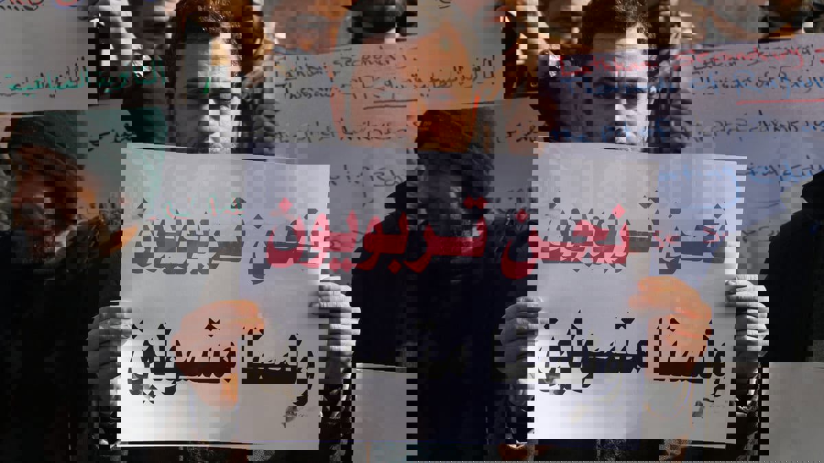 معلمو إدلب السورية يزاولون مهنا بديلة لمواجهة أوضاعهم الصعبة