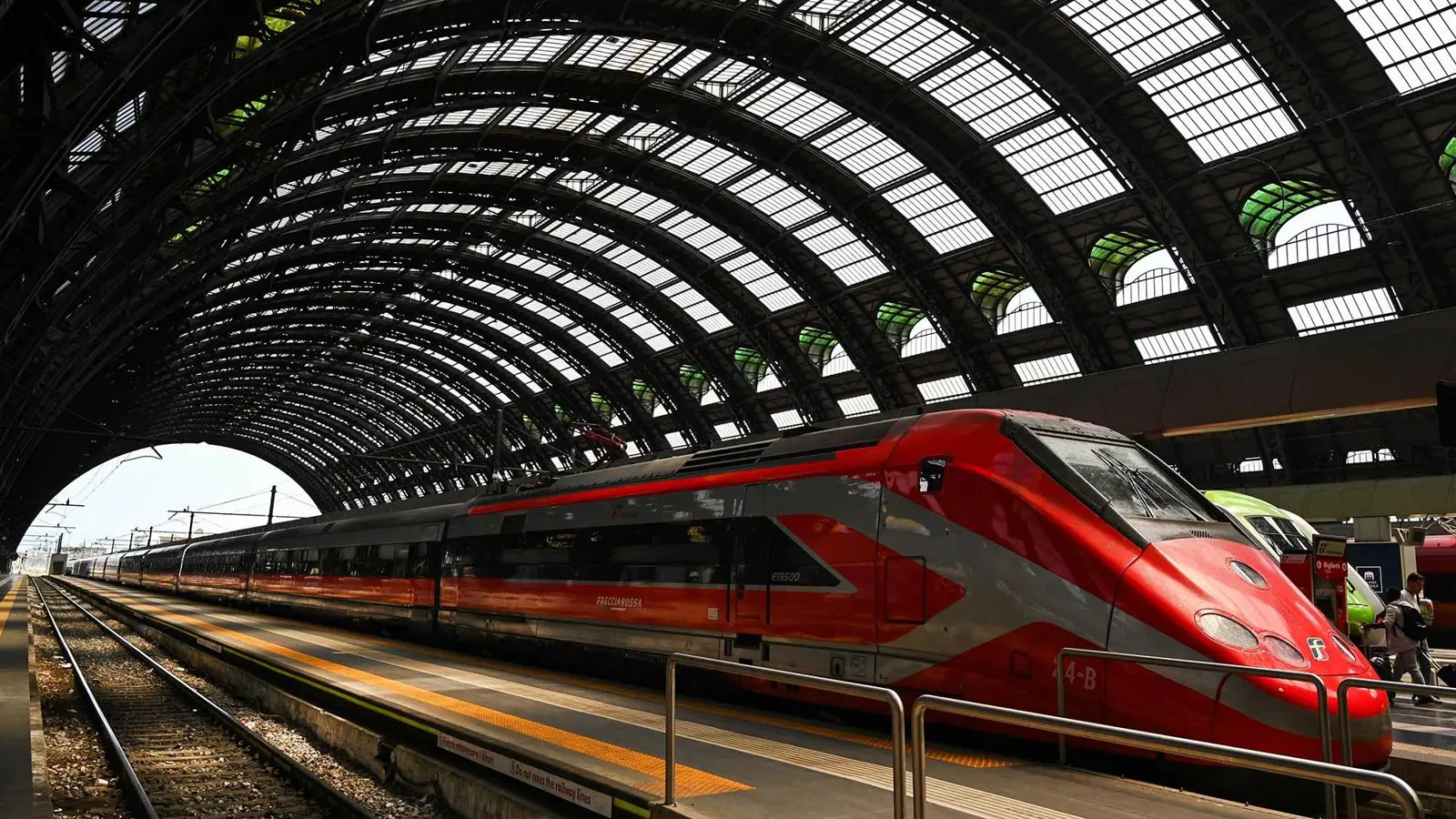 إنقاذ راكب من موت محقق بعد سقوطه أسفل قطار (فيديو)