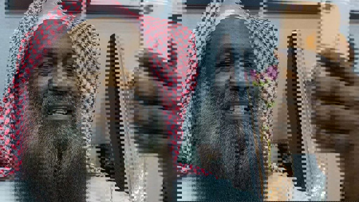 الداعية السعودي عادل الكلباني يشارك في إعلان ترفيهي برفقة نجوم كرة قدم وفنانين (فيديو)