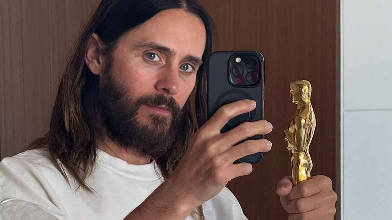 جاريد ليتو يعثر على "أوسكاره" المفقود بعد 6 سنوات (صور)