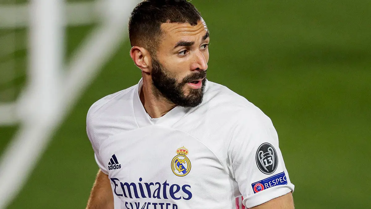 قناة فرنسية تلتقط حديثا مسيئا من كريم بنزيما تجاه فينيسيوس في مباراة ريال مدريد ومونشغلادباخ (فيديو)