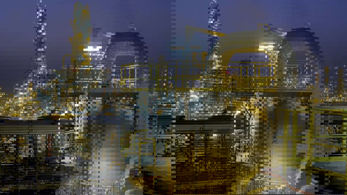 "تعزيز" الإماراتية و"ريلاينس" الهندية تطلقان مشروع كيماويات بملياري دولار