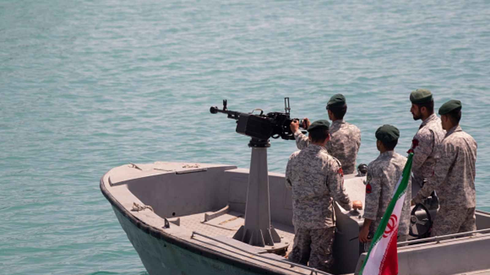 إيران تُهدد: إغلاق مضيق هرمز خيار استراتيجي