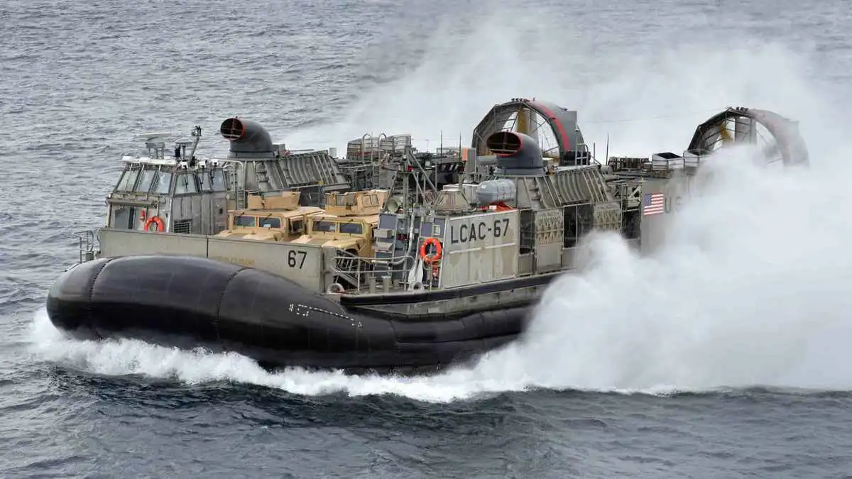 زورق الإنزال الأمريكي Landing Craft Air Cushion