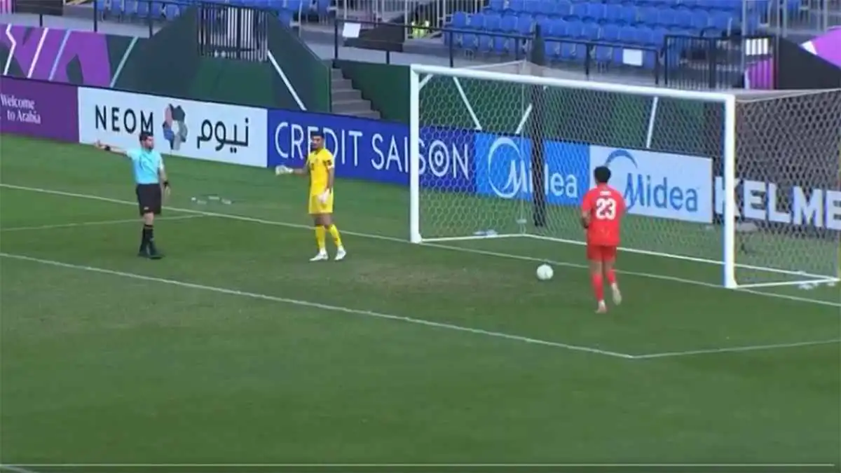 احتفل فدخلت الكرة شباكه.. خطأ غريب من حارس الأردن في ركلات الترجيح (فيديو)