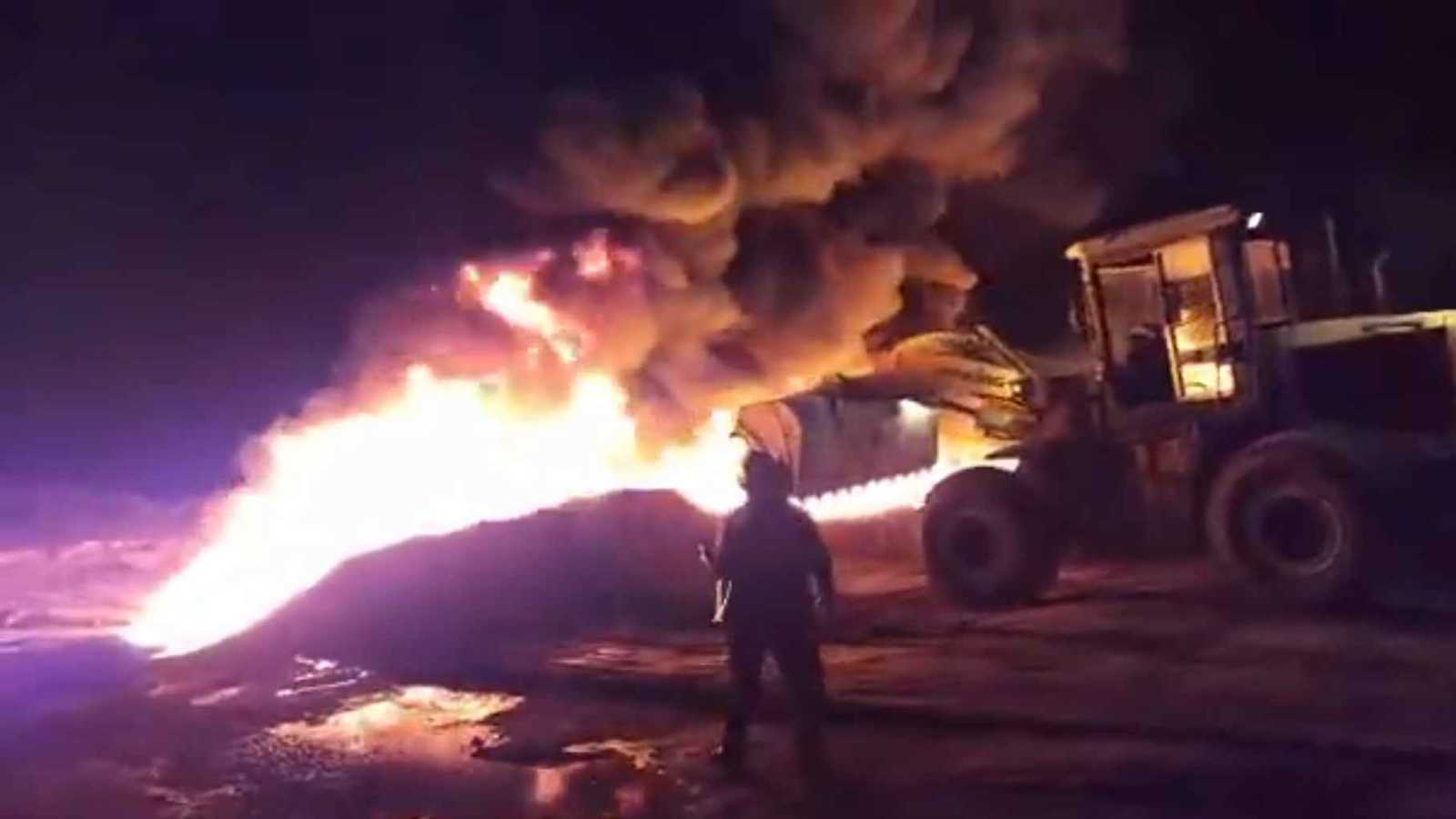 حريق كبير بأنابيب نقل النفط في ريف حمص السورية (فيديو)