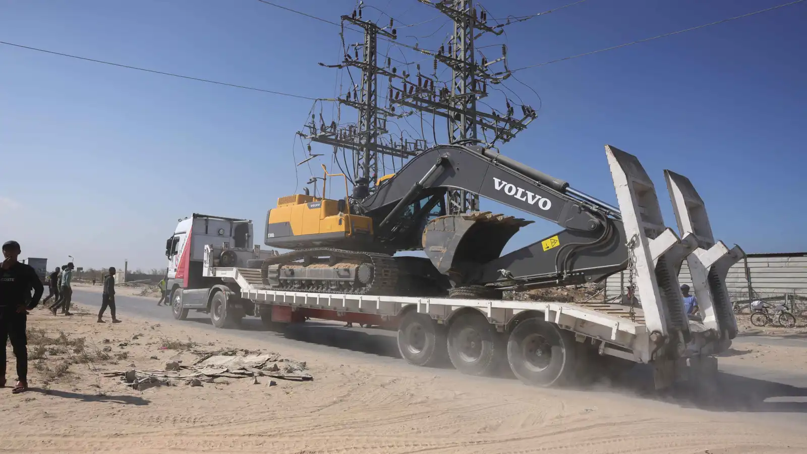 حماس والفصائل تبحث عن رفات المحتجزين في غزة وسط نقص المعدات