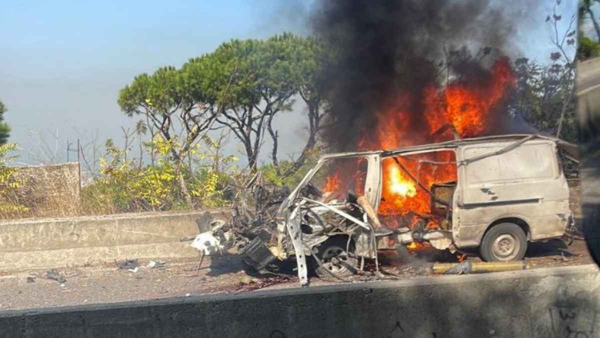 استهداف سيارة تنقل ذخائر في "عاريا" بجنوب لبنان (فيديو)