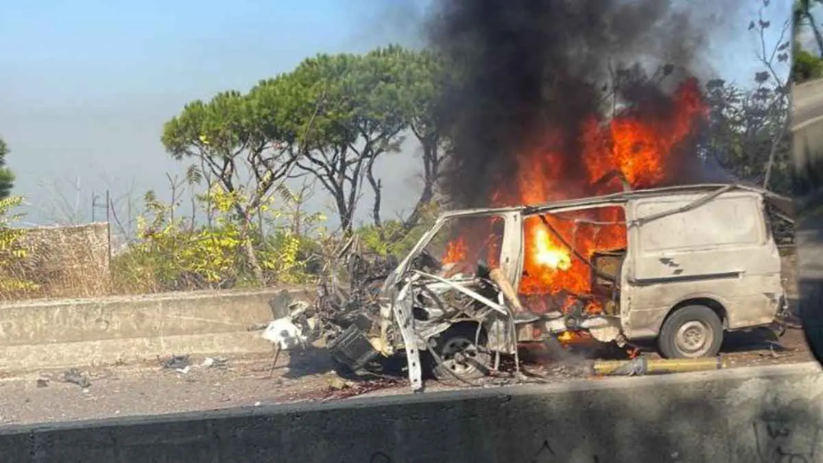 استهداف سيارة تنقل ذخائر في "عاريا" بجنوب لبنان (فيديو)