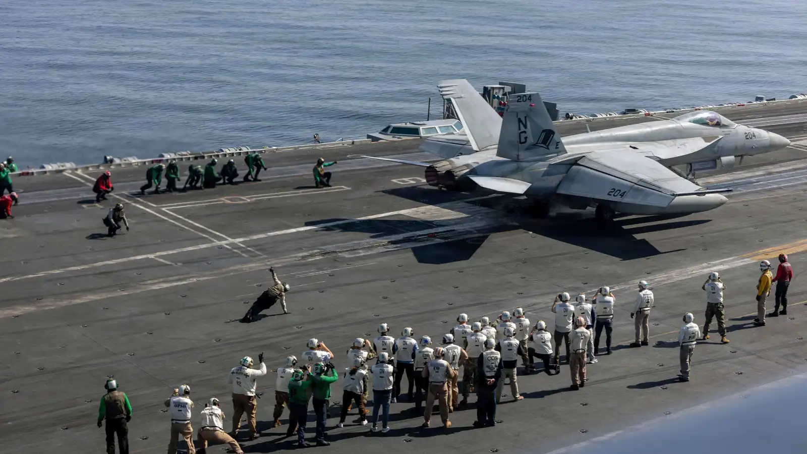 مفاوضات في مسقط وحشد عسكري حول إيران.. ماذا يريد ترامب؟