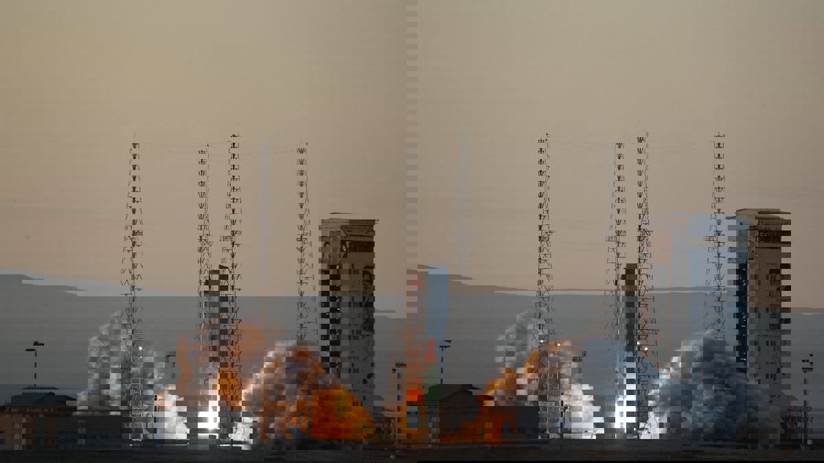 عبر منصة روسية.. إيران تطلق قمرها الصناعي "بارس1" (فيديو)