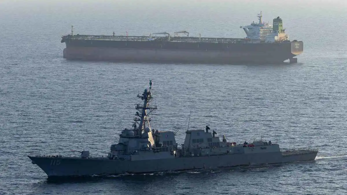 مدمرة أمريكية تعترض طريق ناقلة نفط متجهة إلى موانئ إيران