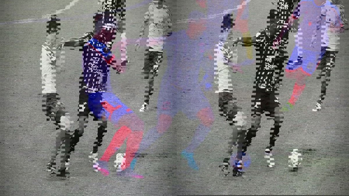 كورنثيانز البرازيلي يغرم مهاجمه لارتدائه حذاء بلون الغريم التقليدي