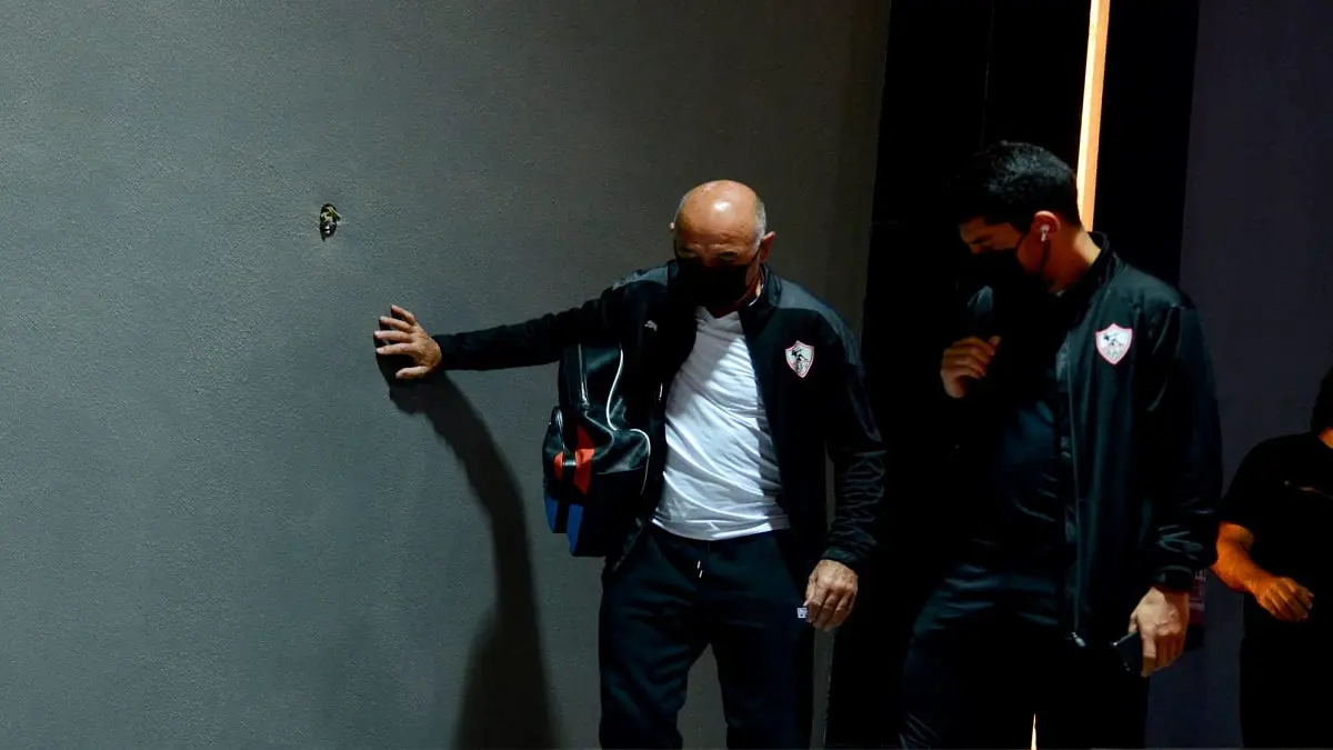 تعاطف مع باتشيكو بعد ظهوره يمشي بصعوبة قبل مباراة الزمالك وكليوباترا (فيديو)‎