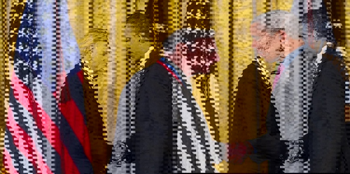 مخترع بطارية الليثيوم يطوّر بديلًا لا ينفجر