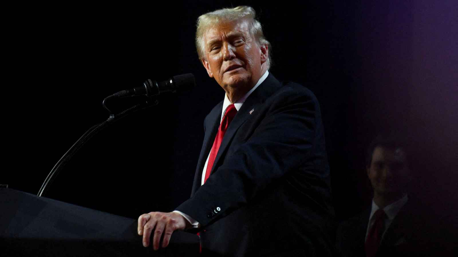 "غرفة خاصة" يديرها ماسك.. هكذا يختار ترامب عناصر فريقه