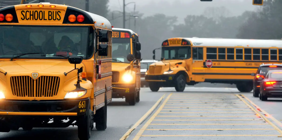 طفل يفارق الحياة بعد تركه 7 ساعات في حافلة الحضانة (صور)