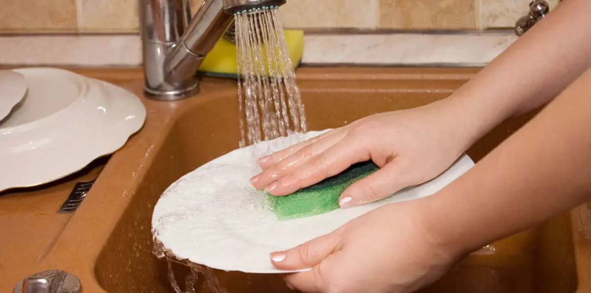 بحثًا عن الرزق.. سعوديات يعملن في خدمة "غسل المواعين" للأسر برمضان