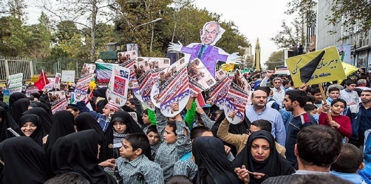 في ذكرى الاستيلاء على سفارة أمريكا.. إيران تعرض صاروخاً وتصف ترامب بالـ"مجنون"