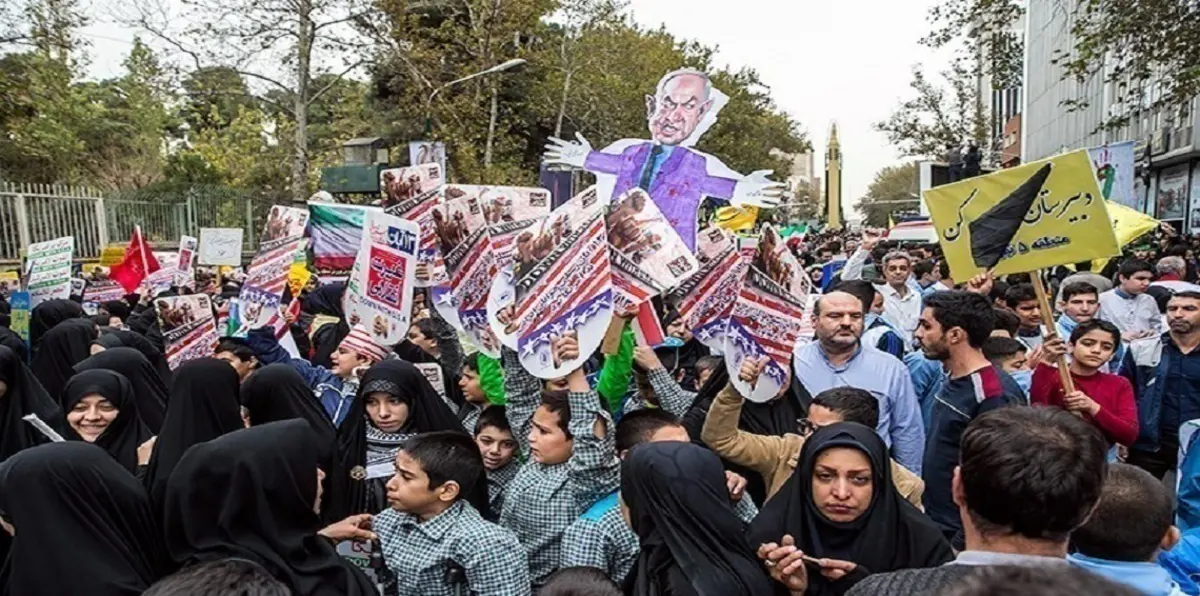 في ذكرى الاستيلاء على سفارة أمريكا.. إيران تعرض صاروخاً وتصف ترامب بالـ"مجنون"