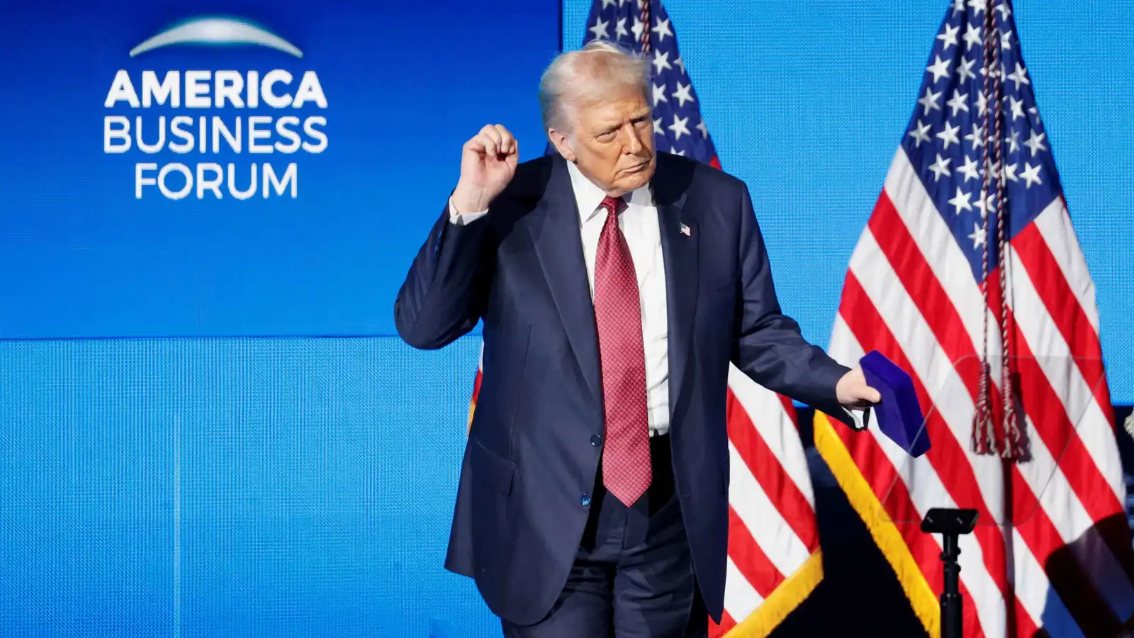 برقصته الشهيرة.. ترامب يختتم منتدى الأعمال في ميامي (فيديو)