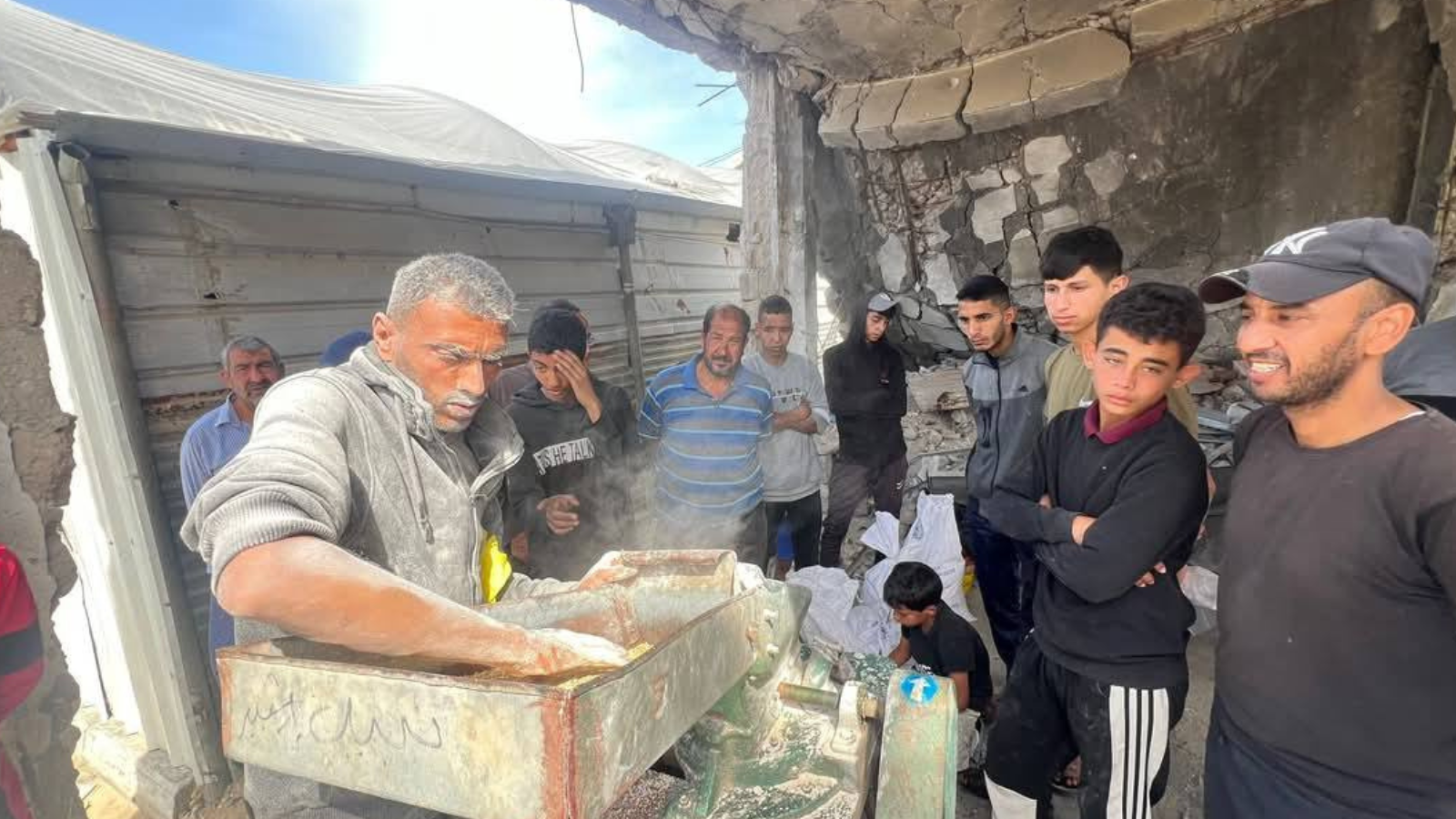 بسبب شح الدقيق.. غزيون يصنعون الخبز من مسحوق المعكرونة