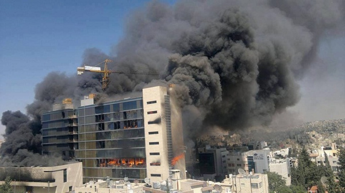 ولي عهد الأردن يتفقد حريق مستشفى فرح