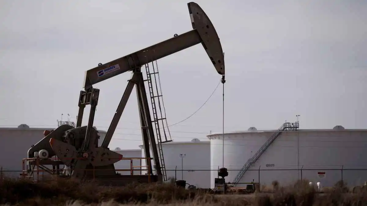 الكويت تخفض إنتاج وتكرير النفط بسبب الهجمات الإيرانية