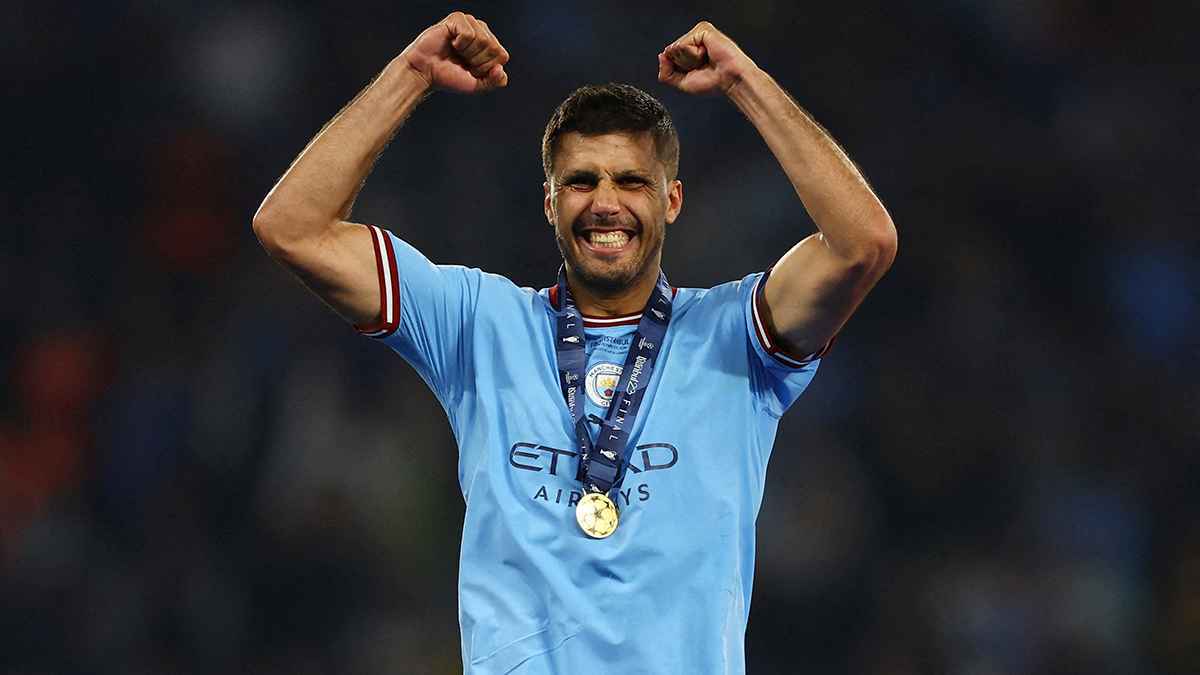 المرشح الأبرز للفوز بالكرة الذهبية يصل باريس (فيديو)