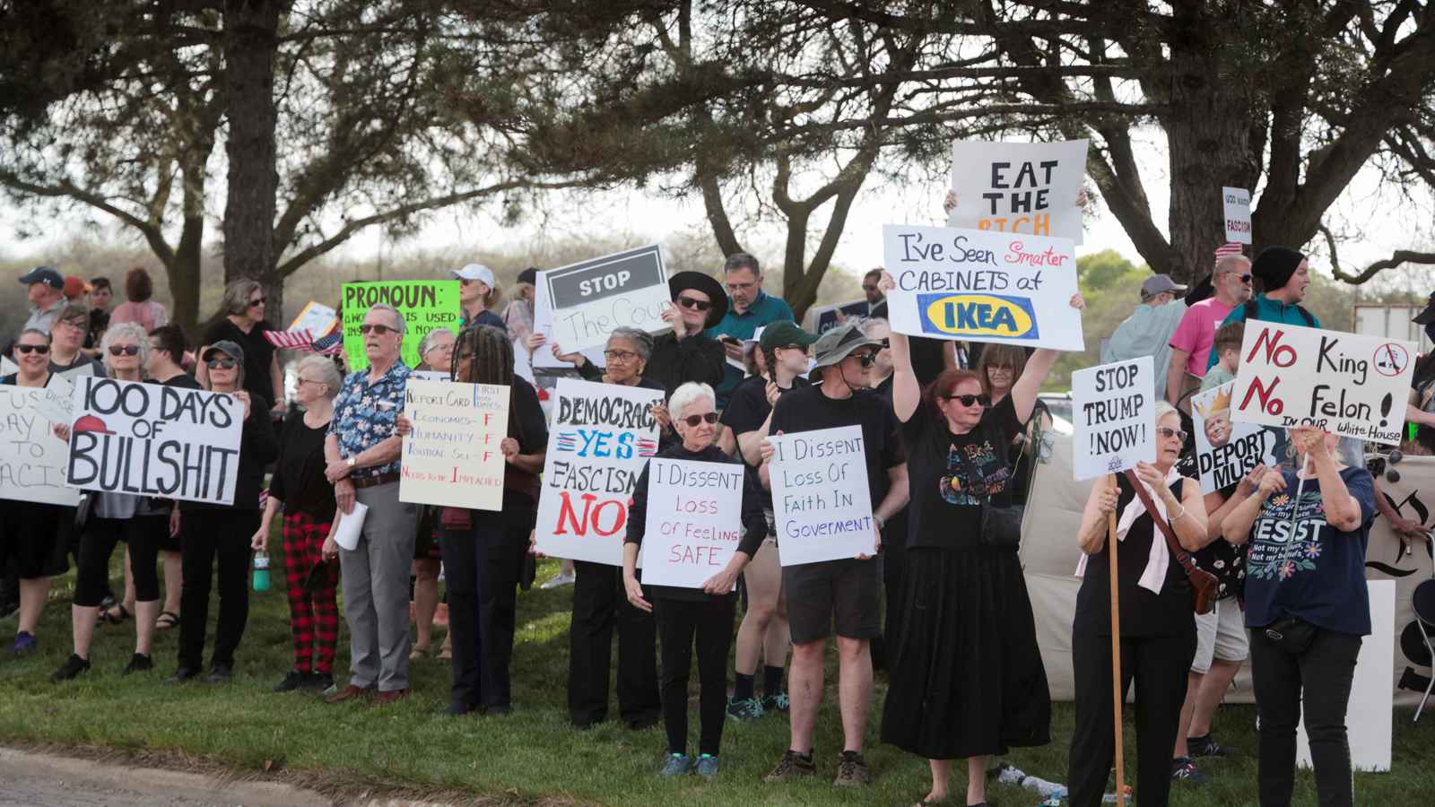 مجلة أمريكية: ترامب يفرض "سلطة أبوية" على النساء
