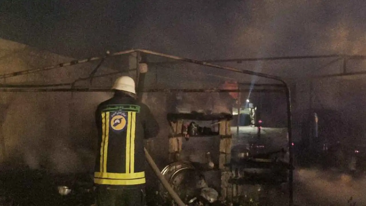 مأساة بريف دمشق.. حريق يلتهم خيمتين ويودي بحياة 5 أطفال (صور)