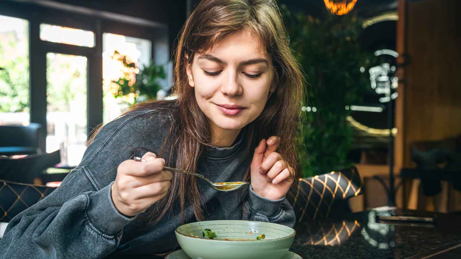 دراسة "نادرة".. فوائد كثيرة لتناول الطعام "وحيداً"