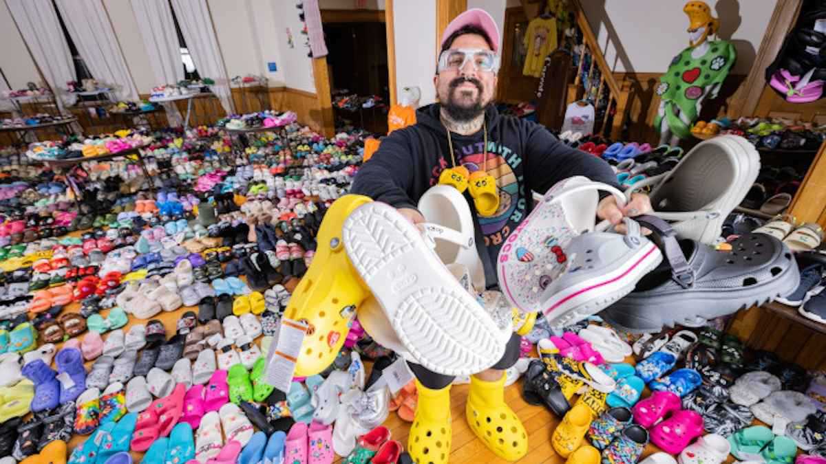 "ملك الكروكس" يحطم الأرقام القياسية بمجموعة من الأحذية