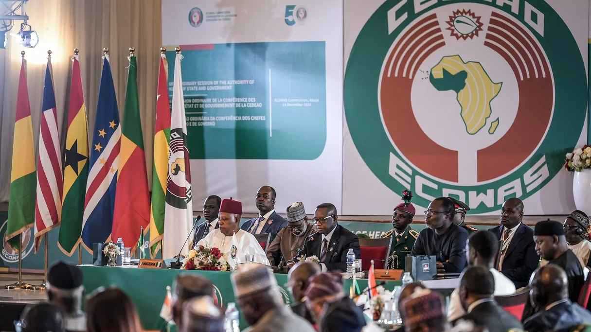 الانقسام الإقليمي في غرب إفريقيا.. "هدية استراتيجية" للجماعات المتطرفة