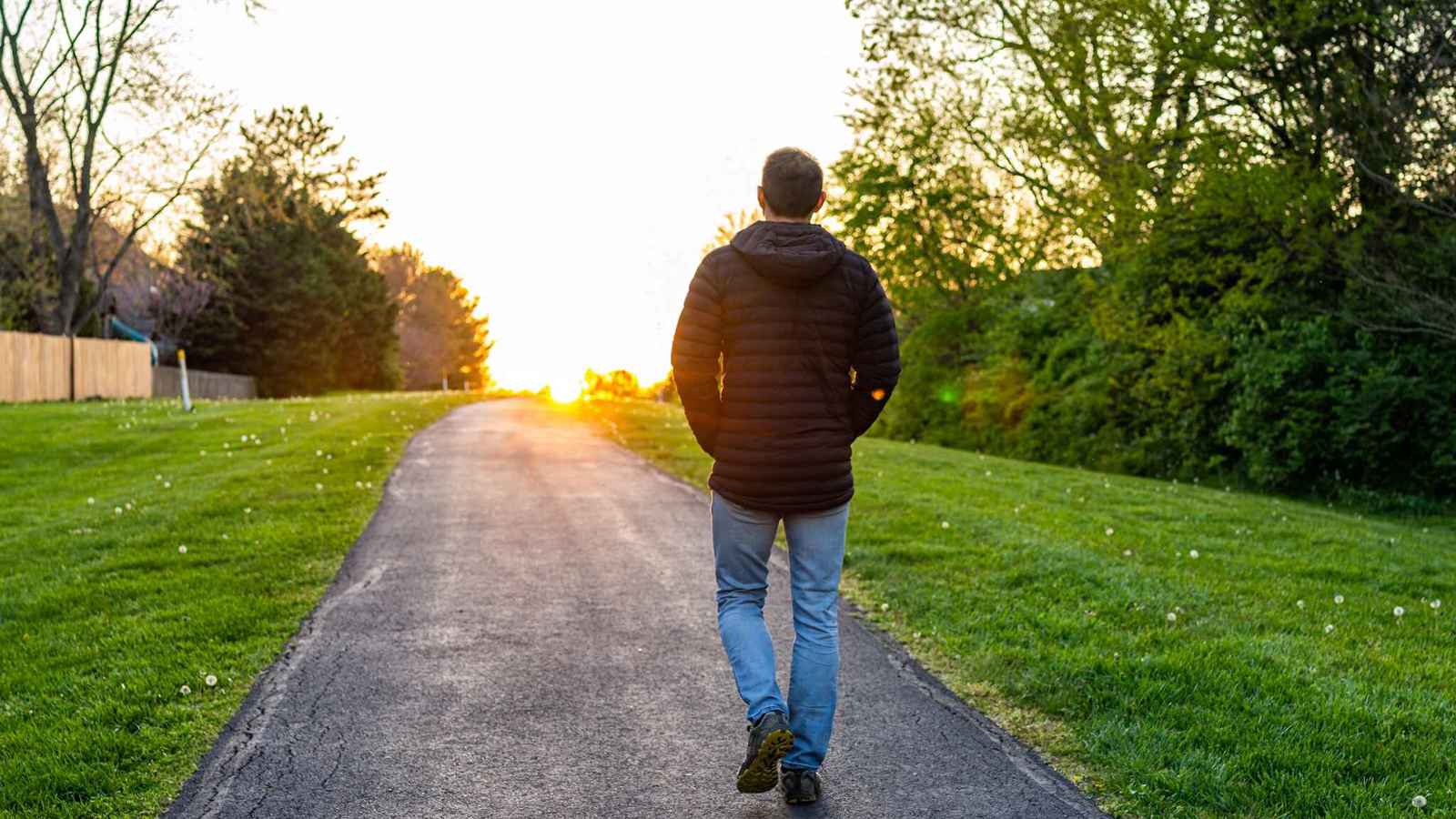 "مشية الغازات".. عادة ساخرة تتحول إلى توصية طبية فعّالة