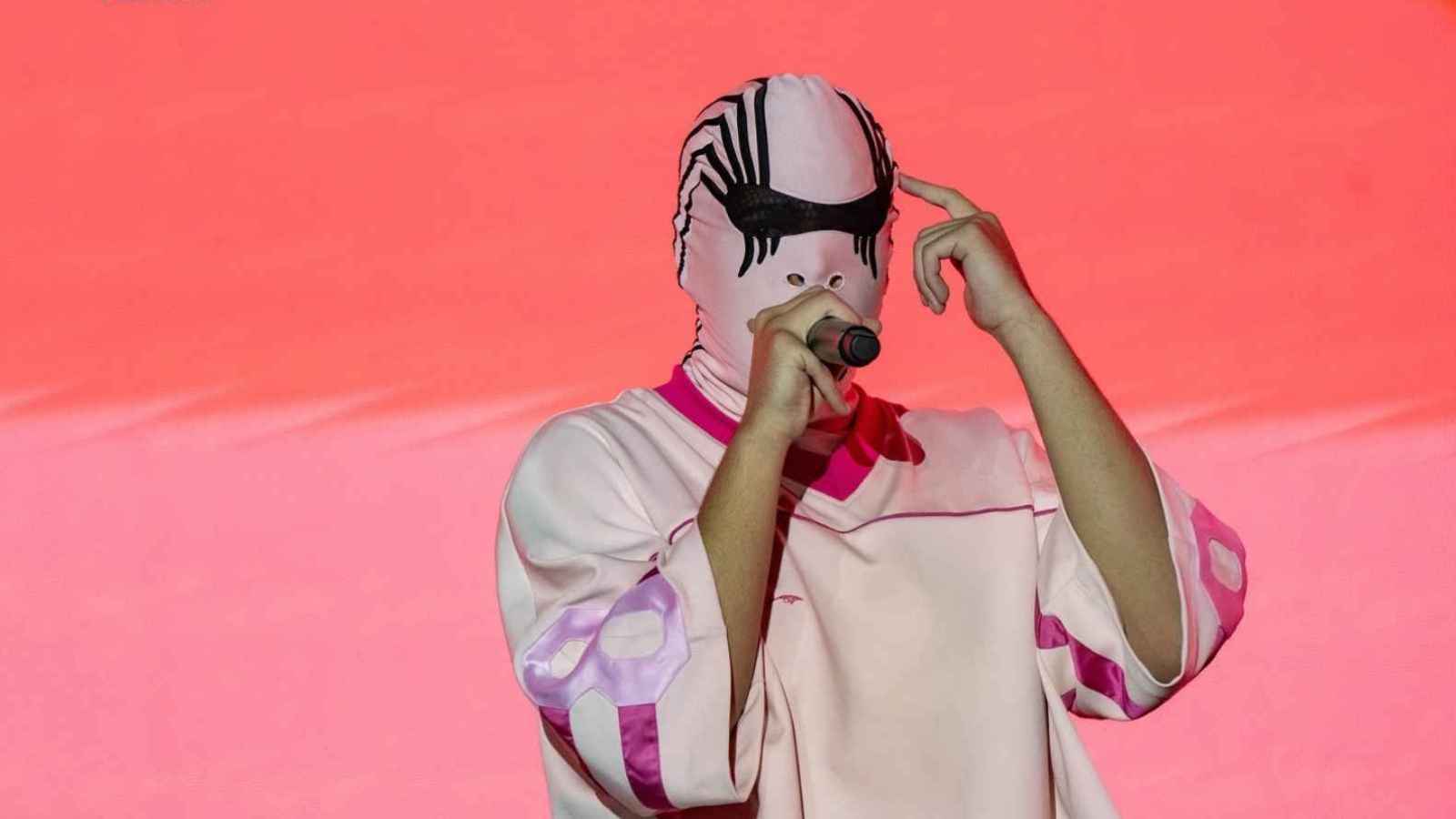 نجل عمرو دياب يثير الجدل.. ما علاقة "توليت"؟