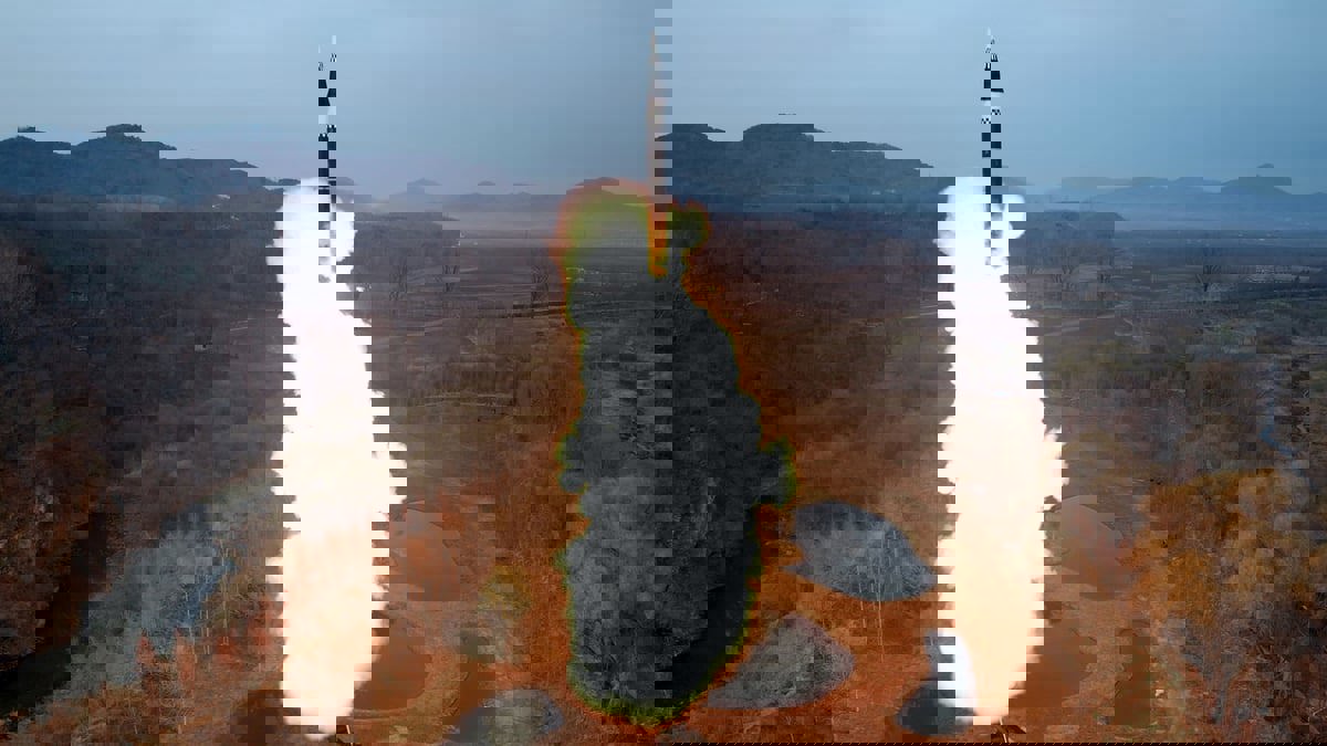 كوريا الشمالية تؤكد نجاح تجربة جديدة لصاروخ متعدد الرؤوس الحربية