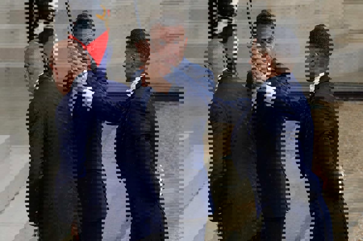 حمل مظلة لرئيس موريتانيا.. ماكرون يشعل تفاعلا واسعا (فيديو)