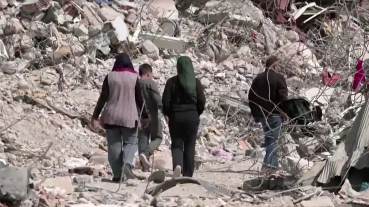 ناجون من زلزال تركيا ينبشون في الأنقاض بحثا عن مدخراتهم الذهبية