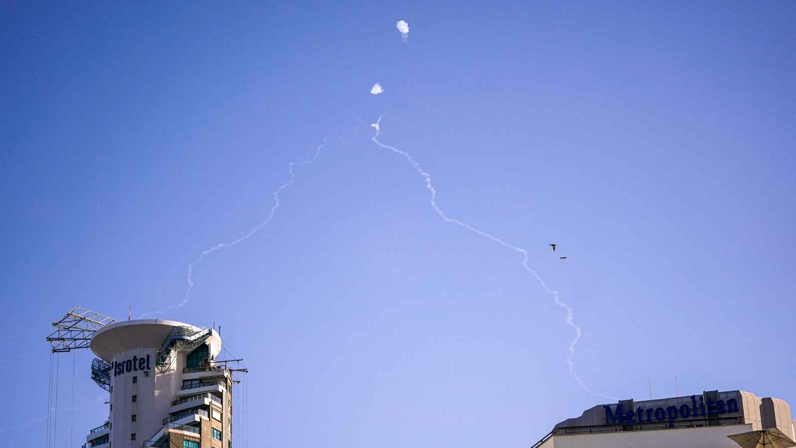 الحوثيون يستهدفون إسرائيل ويتكتمون على انفجارات صنعاء