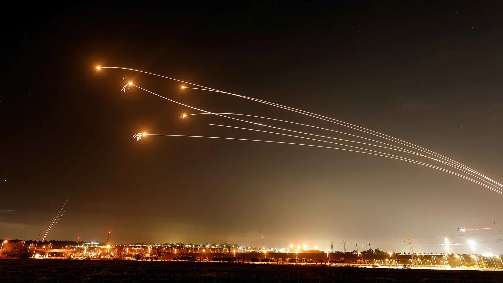 "الغارديان": إسرائيل و"حزب الله" تجاوزا عتبة مشؤومة "مؤقتاً"