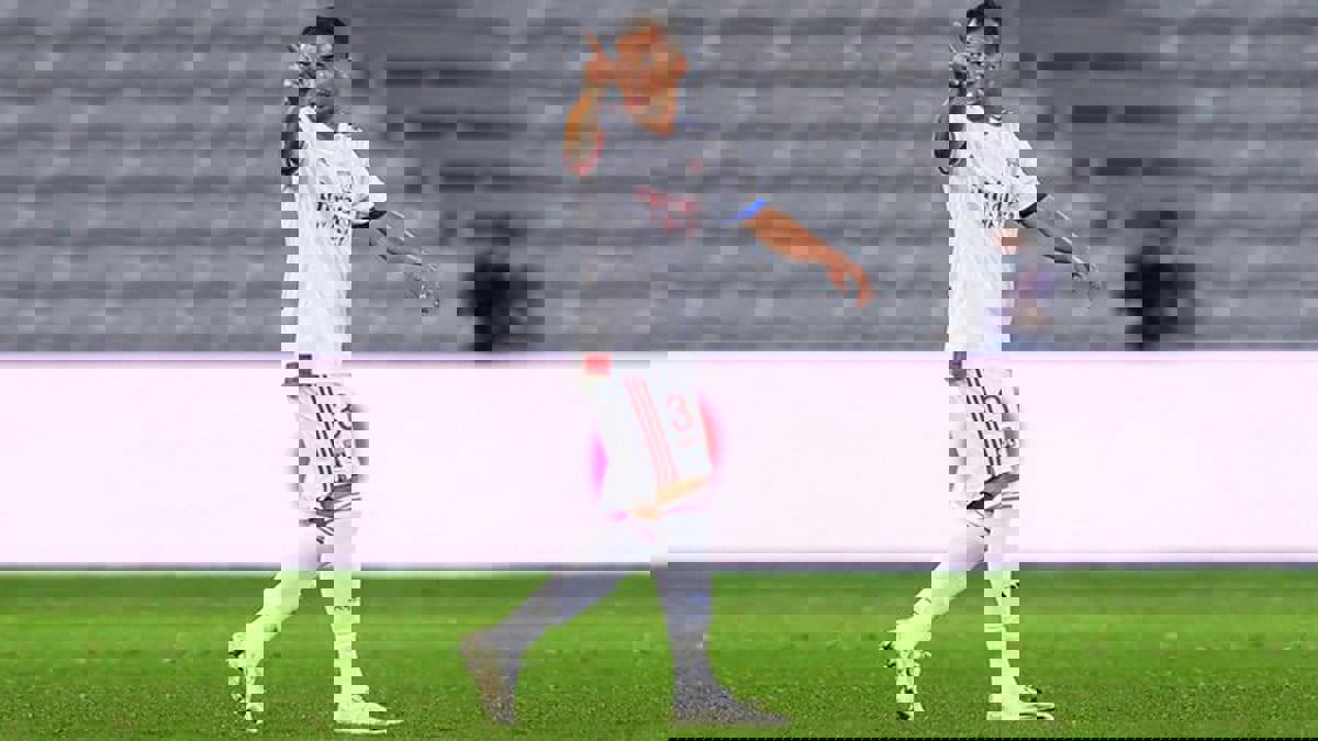 جمال بلعمري أو عيسى ماندي.. الأهلي السعودي يقترب من ضم مدافع جزائري