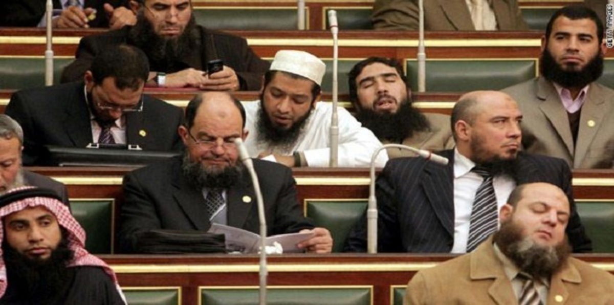 "النور" السلفي يحاول إنعاش بقائه السياسي عبر النساء والأقباط