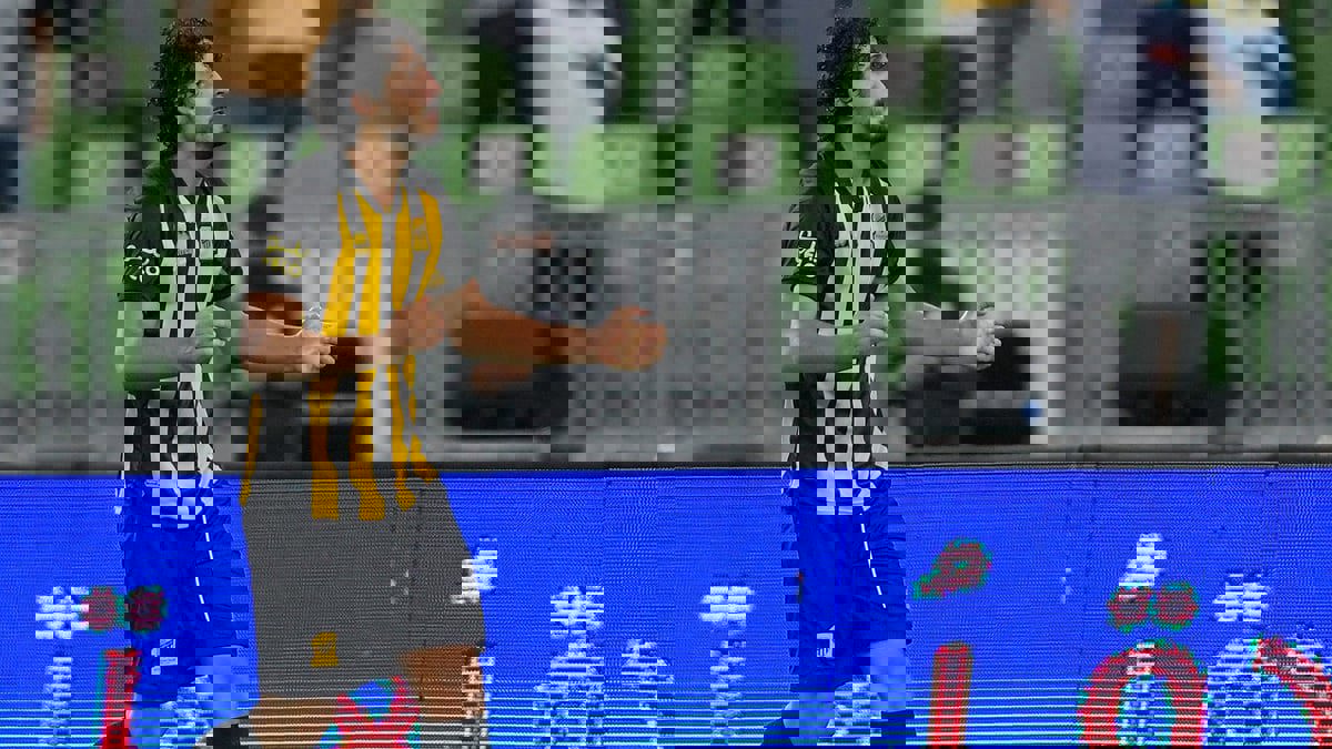 شاهد ما فعله أحمد حجازي بنقطة تسديد ركلة الجزاء قبل تنفيذ بانيغا (فيديو)