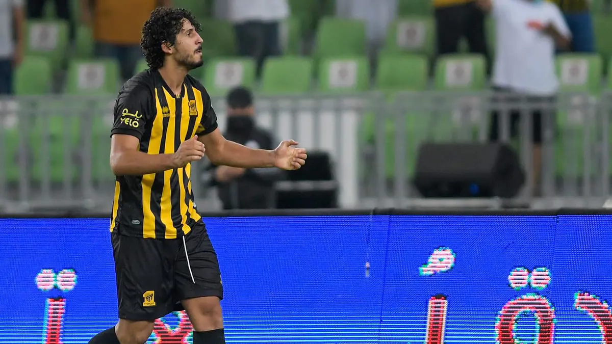 شاهد ما فعله أحمد حجازي بنقطة تسديد ركلة الجزاء قبل تنفيذ بانيغا (فيديو)