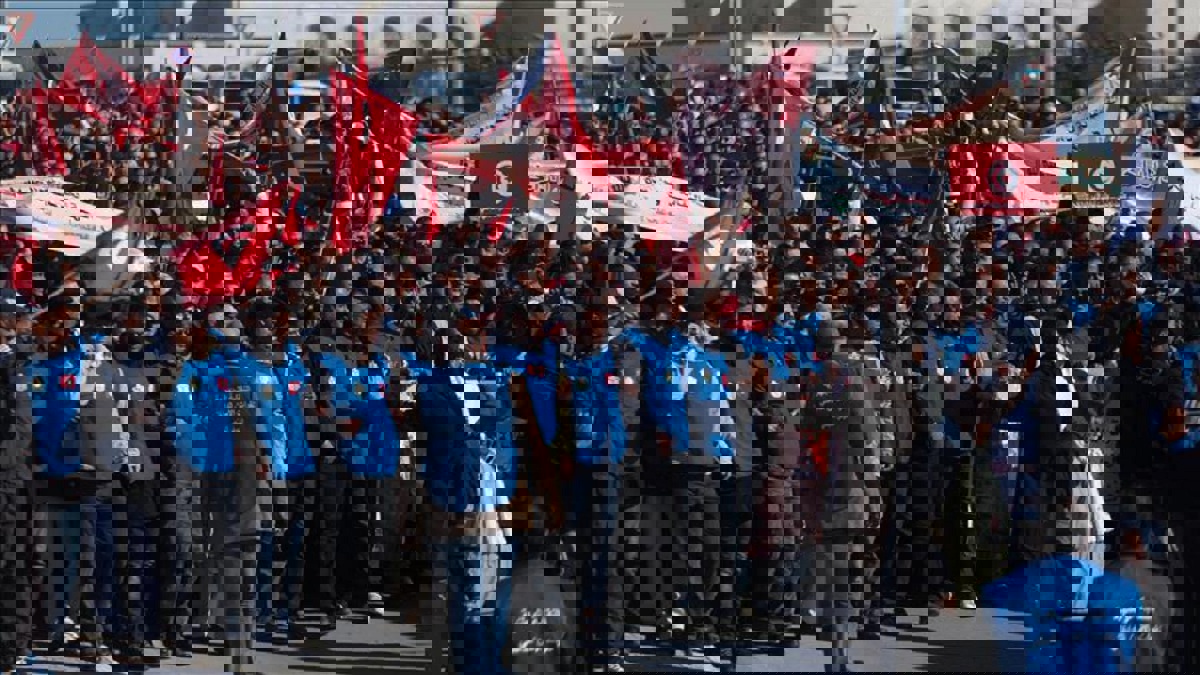 تظاهر الآلاف من عناصر الأمن التونسي أمام مقر الحكومة للمطالبة بزيادة رواتبهم