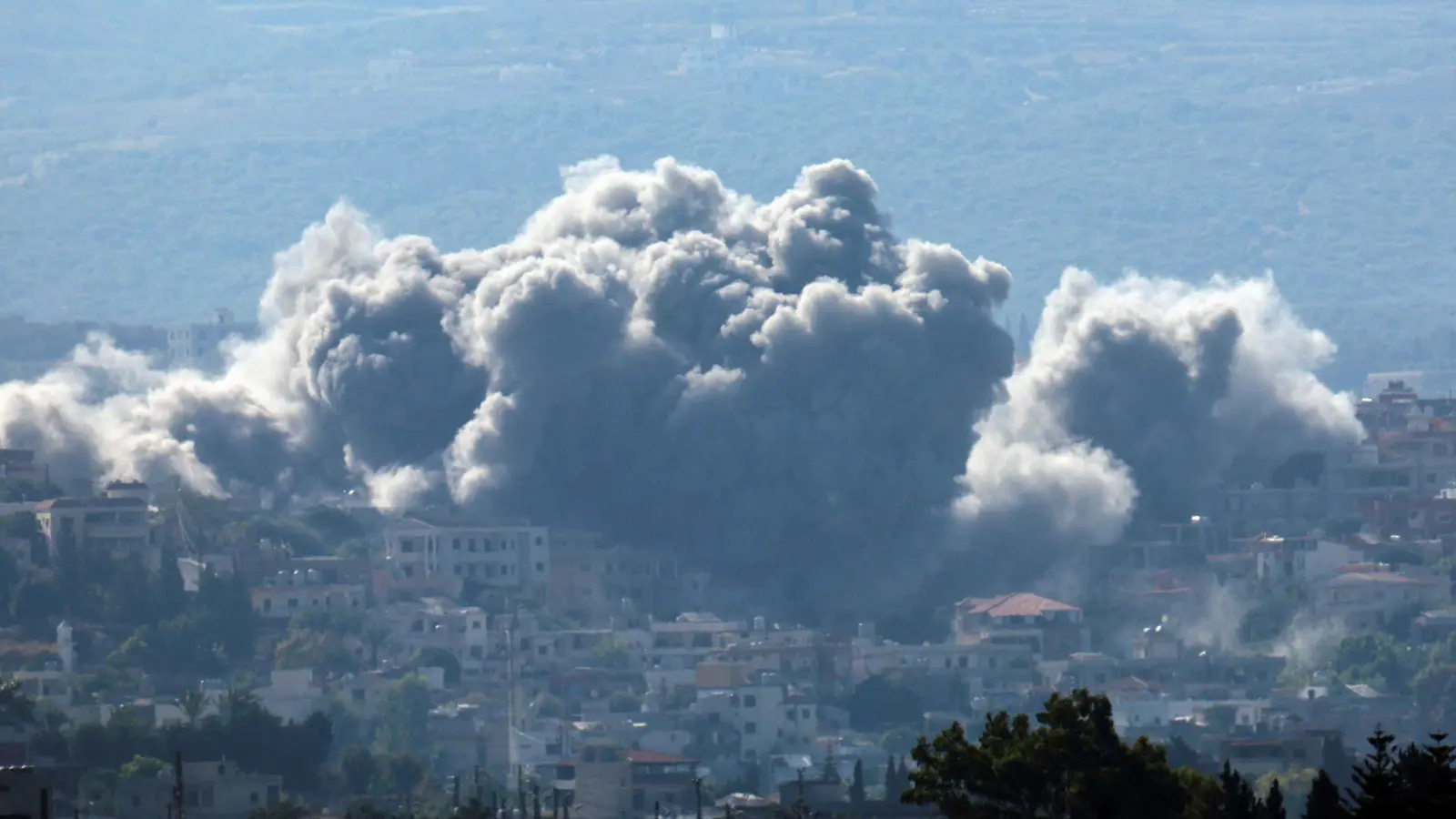 أكسيوس: إدارة بايدن قلقة من احتمال انهيار اتفاق لبنان